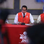 ELECCIÓN: El 21 de noviembre de 2024, en un proceso en el que fue el único candidato, Roberto Burneo se convirtió en presidente del JNE.