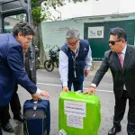 ENTREGA. El embajador Pedro Bravo (con lentes negros) recibió las actas de Mendoza, en Argentina, uno de los tres países con mayor presencia de peruanos en el exterior.