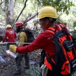 ACCIÓN. Brigadistas asháninkas participan con mochilas de agua en el cese de la práctica de quema controlada.