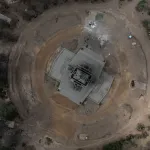 INCONCLUSO. A dos meses de la paralización de las obras, la remodelación del Campo de Marte ha dejado tras de sí intervenciones sin terminar y árboles muertos.