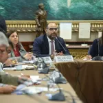 PRESENTACIÓN. Ministro Daniel Alfaro acudió a Comisión de Educación por la polémica en torno a los contenidos de los textos escolares sobre terrorismo y género.