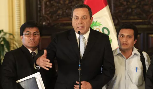 POSTULANTE. El exgobernador de Piura Javier Atkins, al centro, intenta llegar al Congreso mientras es investigado por el caso Lava Jato.