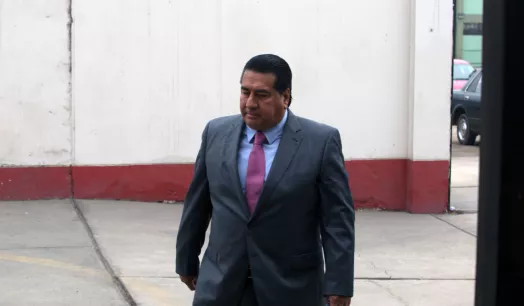 Fidel Sánchez Alayo ingresando el 2017 a la sala de audiencias del penal Miguel Castro Castro, en el marco del juicio donde es acusado por lavado de dinero del narcotráfico.
