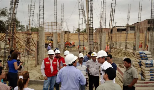 IRREGULARIDADES. Los contratos fueron para reparar techos, paredes y conexiones de agua y luz en 17 establecimientos de salud.