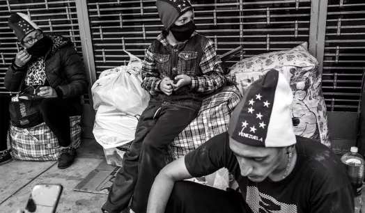 ZOZOBRA. Kleiver Díaz (10) descansa junto a su padre, Yhovanny Díaz (29), sobre sus equipajes, a unos metros de la Embajada de Venezuela en Lima. 20 de mayo del 2020.