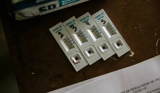 ALERTA. La Organización Mundial de la Salud (OMS) y decenas de expertos sanitarios no recomiendan el uso de pruebas rápidas para la detección de casos positivos de Covid-19.