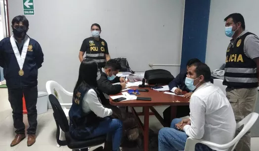 INVESTIGACIÓN. La autoridad regional (de camisa blanca) es acusada de colusión agravada en una obra adjudicada este año. 