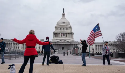 REPUBLICANOS. Los seguidores del presidente Donald Trump se reúnen afuera del Capitolio en Washington, el lunes 4 de enero de 2021. 
