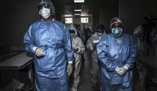 EQUIPO. La primera línea de batalla contra el virus en el Hospital Guillermo Almenara.