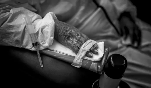 EFECTIVAS. Al igual que otras vacunas similares, las desarrolladas contra la Covid-19 se consideran adecuadas para los pacientes con cáncer.