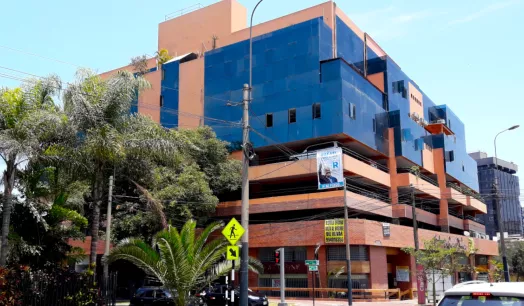 BÚNKER. El edificio Los Incas, que hoy exhibe una pancarta de la campaña de Rafael López Aliaga, fue sede del banco que envió millones de Vladimiro Montesinos.