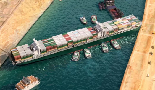 GIGANTE. Ilustración 3D del atasco del buque Ever Given en el Canal de Suez, en Egipto.