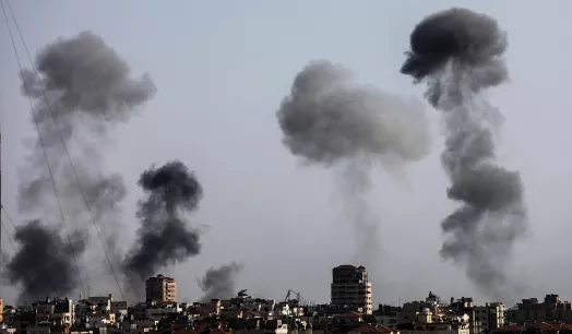 AL ALBA. A las 6 a.m. empezó la última etapa del bombardeo de las fuerzas israelíes contra la ciudad de Gaza.