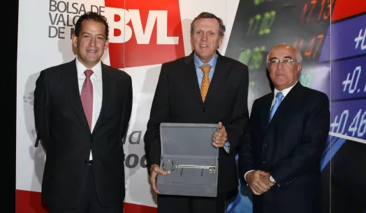 EXPRESIDENTE. José Graña Miró Quesada (al centro) en una foto del año 2009, cuando los directivos de la Bolsa de Valores de Lima (BVL) informaron sobre las empresas que mejoraron su calificación en el proceso de validación para el Indice de Buen Gobierno Corporativo (IBGC).