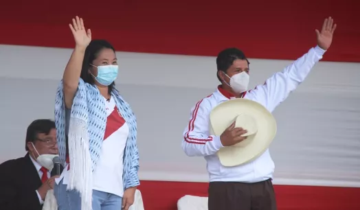 ENCUENTRO. Los candidatos Keiko Fujimori y Pedro Castillo saludan a los asistentes al debate en Chota, Cajamarca. 