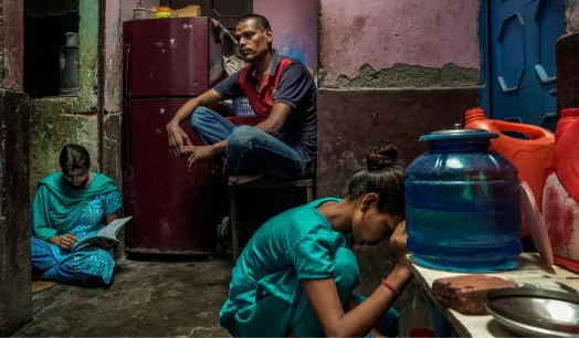 Mukesh Diwakar y su familia en su casa de Nueva Delhi, el 21 de mayo de 2021.
