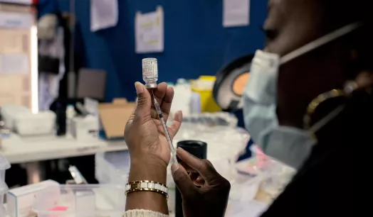 INOCULACIÓN COMBINADA. Los científicos han teorizado que administrar dos vacunas ligeramente diferentes podría generar una respuesta inmune más fuerte. 