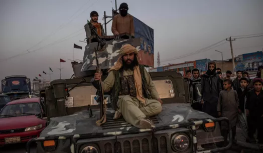 Talibanes. Tras el derrumbe del gobierno afgano, los talibanes tomaron el capital de forma violenta. 