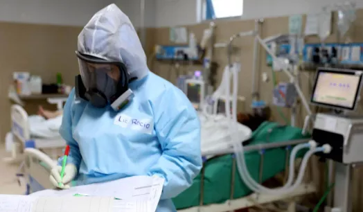 ALERTA. Especialistas consideran que, de producirse un incremento en las hospitalizaciones, los servicios de salud volverían a saturarse.