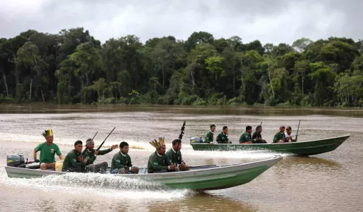 VIGILANCIA. El cacique Mauro Kanamari, con tocado (izquierda), lidera un grupo de Vigilancia territorial durante el monitoreo del lago Caxias