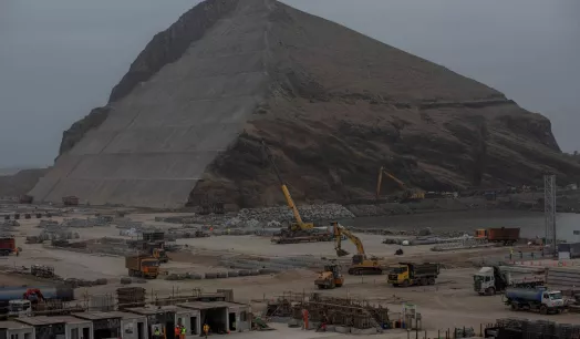 IRREGULAR. En 2021, la APN otorgó la exclusividad de los servicios esenciales del puerto de Chancay a Cosco Shipping, a pesar de que no estaba facultada para hacerlo.