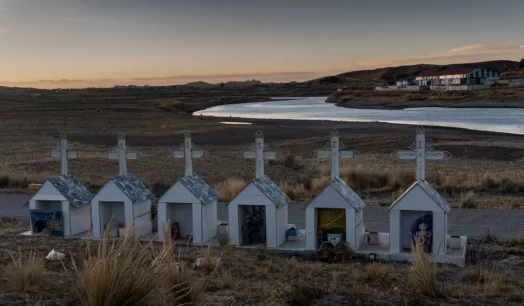 MEMORIA. En el lugar en el que murieron los soldados, seis cruces fueron puestas, con sus nombres, fotos y una placa del Ejército. Al fondo, el río Ilave y el camal de la ciudad.