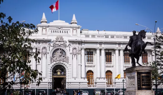 FORADO. A la par que el Congreso aprueba un crédito suplementario al Ejecutivo, impulsa leyes que recortan los ingresos tributarios a futuro.