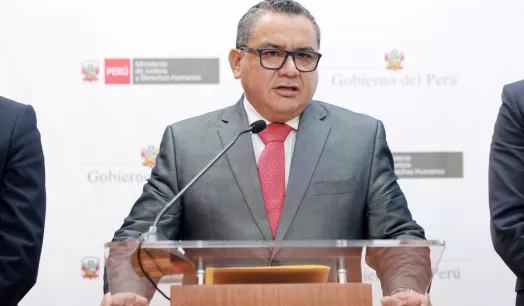 HOMBRE CLAVE. Este mañana, el ministro de Justicia, Juan José Santiváñez, evitó responder por los allanamientos.