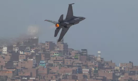 RUIDO. En la semana en que la compra de cazas F-16 desató una crisis política en el país, las aeronaves sobrevolaron Lima antes de participar en un festival de la Fuerza Aérea del Perú.