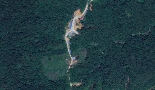 BASE. Fuerzas especiales de la Policía peruana intervinieron un campamento minero en la frontera amazónica con Ecuador y hallaron fusiles, pistolas y granadas.