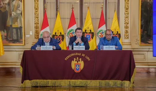 NEXOS. De izquierda a derecha, Raúl Fernández, Renzo Reggiardo y Hans Caiazza presentan las acciones legales por temas electorales. Los dos primeros son militantes de Renovación Popular.