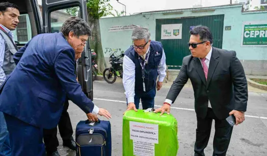 ENTREGA. El embajador Pedro Bravo (con lentes negros) recibió las actas de Mendoza, en Argentina, uno de los tres países con mayor presencia de peruanos en el exterior.