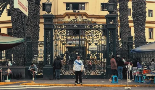 RECUPERADO. Roberth Reyes permaneció más de dos semanas en UCI del hospital Loayza, tras la represión policial y, ahora, retomó su trabajo como artista hip hop.