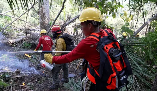 ACCIÓN. Brigadistas asháninkas participan con mochilas de agua en el cese de la práctica de quema controlada.
