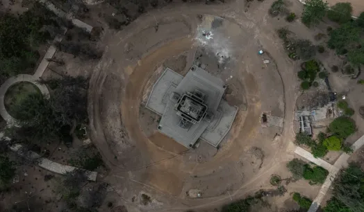 INCONCLUSO. A dos meses de la paralización de las obras, la remodelación del Campo de Marte ha dejado tras de sí intervenciones sin terminar y árboles muertos.