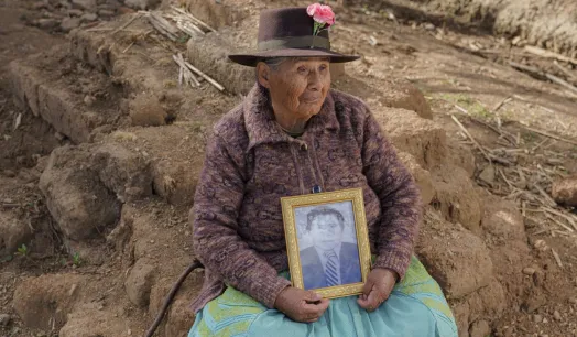 DEUDOS. Dolores Quispe de Baldeón (89) sostiene el retrato de su esposo Seferino Baldeón Palacios que fue asesinado por militares el 14 de agosto de 1985.