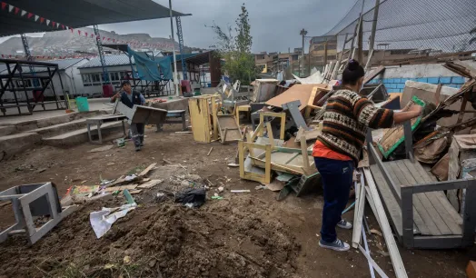 PÉRDIDAS. Personal de la Institución Educativa Miguel Grau 6403 de Villa El Salvador retira el mobiliario dañado por las últimas lluvias.