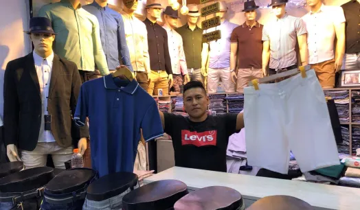 COMPETENCIA. Gabriel Quispe confecciona con materiales peruanos para garantizar la calidad pero debe competir con prendas importadas de bajo costo.