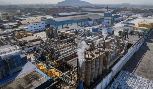 IMPACTO. El aire nauseabundo de las fábricas que procesan harina de pescado permanece en las comunidades costeras más pobres.