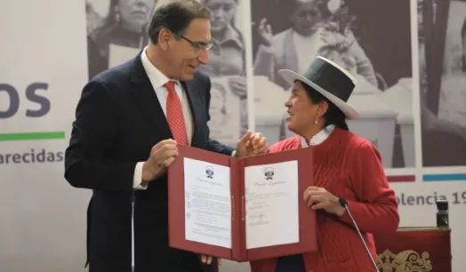 El presidente Martín Vizcarra comparte el decreto que crea el Banco de Datos Genético a Juana Carrión, presidenta de Anfasep.
