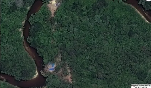 ILEGAL. Campamento instalado en áreas no autorizadas asociado a tala ilegal identificado con satélites de muy alta resolución.