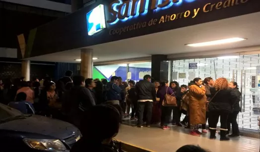 CRISIS. Socios exigieron su dinero a la Cooperativa de Ahorro y Crédito San Isidro, tras revelarse investigación por lavado de dinero en el Ministerio Público.