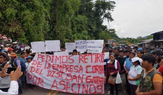 BLOQUEO. Ciudadanos de San Gabán bloquearon la carretera Interoceánica durante el viernes y el sábado, como protesta contra el programa de erradicación de hoja de coca.