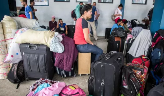 VOLVER A EMPEZAR. Ciudadanos venezolanos esperan su turno para presentar sus documentos ante las autoridades de inmigración en Tumbes.