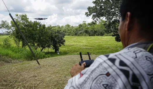 VIGILANCIA AMBIENTAL. Teddy Cairuna, jefe del grupo de monitoreo, realiza una demostración con el drone que capta imágenes aéreas de la comunidad de Nuevo Saposoa. 