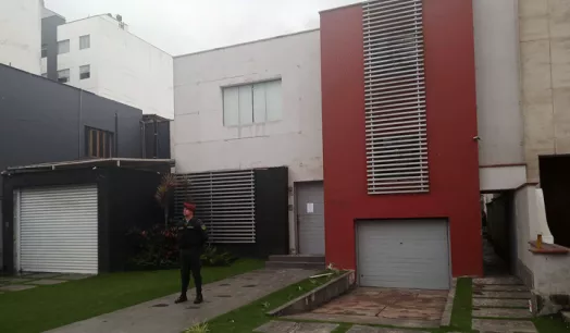 OPERATIVO. La Policía y el Ministerio Público lideraron la diligencia de incautación y allanamiento de más de 30 propiedades en Lima y Áncash por el Caso Panama Papers. Uno de los inmuebles intervenidos está ubicado en la Av. Santa Cruz en Miraflores.