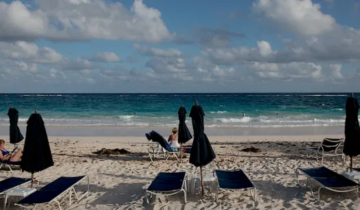 Los paraísos fiscales son islas o territorios que ofrecen opacidad tributaria a quienes logren trasladar sus ganancias, burlando los controles en sus respectivos países.