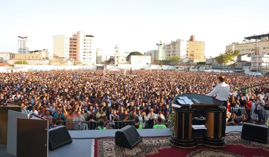 MASAS. Prédica del obispo brasileño Edir Macedo, líder principal de la Iglesia Universal del Reino de Dios, en el terreno en el que hoy se levanta el Templo de Salomón en Brasil.