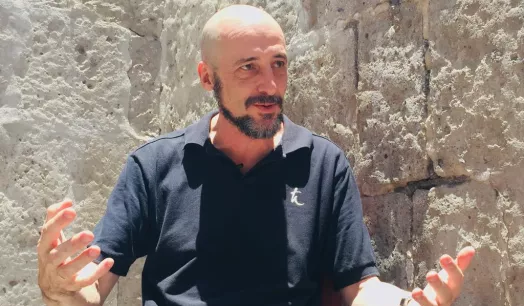 FÍSICO. Roberto Emparán investiga las ondas gravitacionales y los agujeros negros.