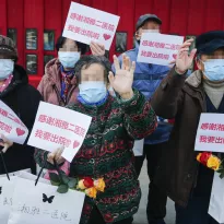 DE ALTA. Pacientes recuperados de Covid-19 agradecen a los trabajadores médicos del Segundo Hospital Xiangya de la Universidad Centro-Sur en China. 